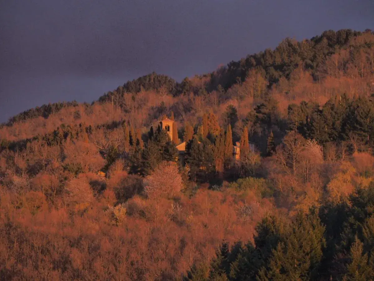 Foresteria di Tòsina da lontano in autunno